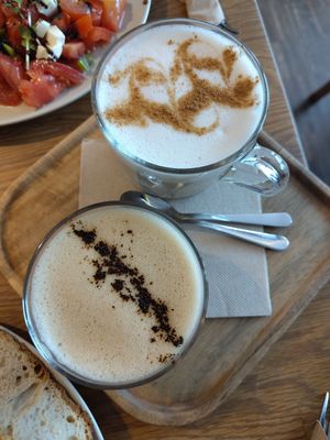 Galao and chai latte at Fama Cafe & Manufaktur in Weimar