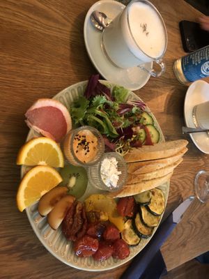 Vegane Antipasti-Platte und Lavendel Chai  at Fama Cafe & Manufaktur in Weimar