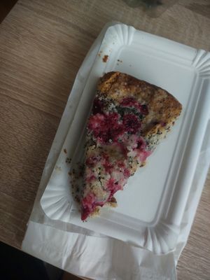 Poppy raspberry cake at Fama Cafe & Manufaktur in Weimar