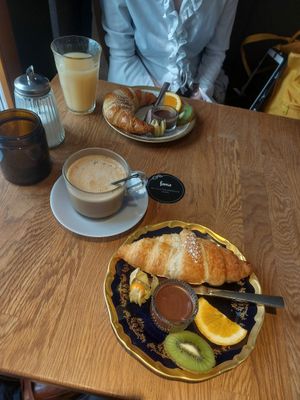 Vegan french breakfast with chocolate spread at Fama Cafe & Manufaktur in Weimar