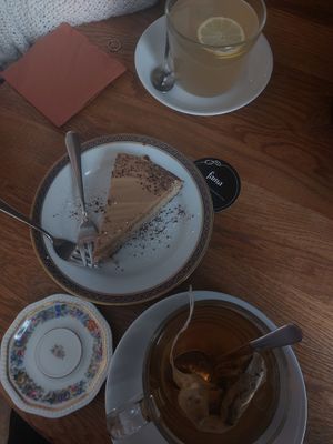 Schiller's Traum tea and coffee caramel cake at Fama Cafe & Manufaktur in Weimar