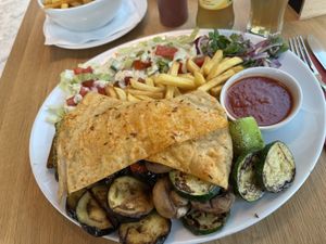 Grillgemüseteller mit Pommes und Salat (vegane Soße) 🍆🫑🥒  at Hatay Grill in Schopfheim