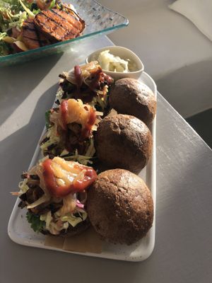 Burgers at Katharos Lounge in Santorini