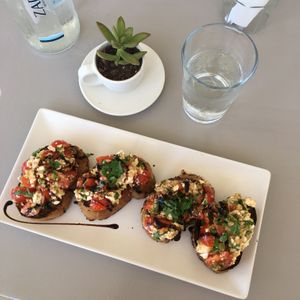 Summer brushetta with cherry tomatoes, (vegan) feta, capers & parsley at Katharos Lounge in Santorini
