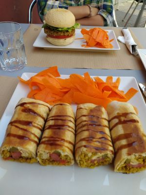 Hamburguesa y showarma at La Siria in Malaga