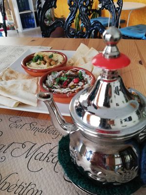 Tapa de hummus y mtabal. Infusión de jengibre con limón at La Siria in Malaga