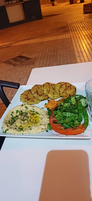 Falafel, hummus y ensalada at La Siria in Malaga