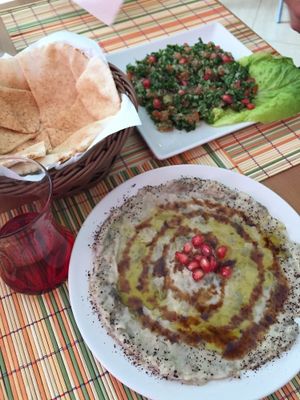 Auberginenpüree und Tabuleh  at La Siria in Malaga