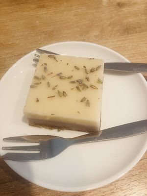 Lavendel gebakje   at SUE Bakery in Rotterdam