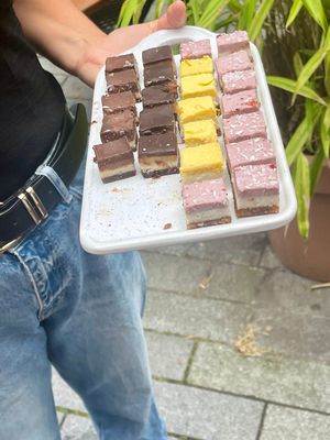 A selection of delicious vegan raw cheesecakes (Vegan Food Tour July 2025) at SUE Bakery in Rotterdam