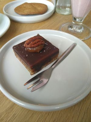 Délicieux gâteau cru au caramel at SUE Bakery in Rotterdam