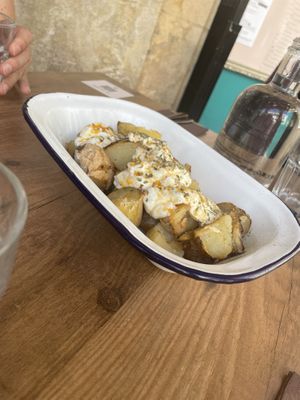 Bravas al horno con veganesa  at Simona in Reus