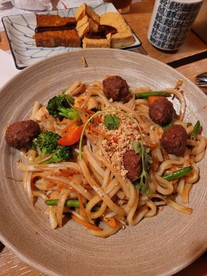 Beyond Meat Bällchen mit Gemüse und Nudeln at MoschMosch - Goetheplatz in Frankfurt