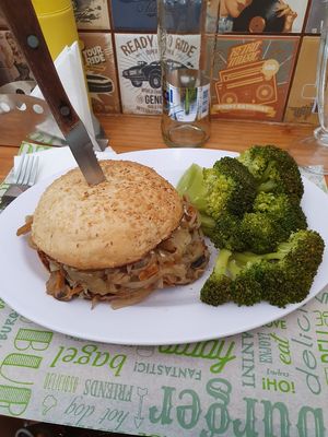 Puedes elegir entre papitas o brócoli como acompañamiento at Suculenta Sangucheria Vegana in Santiago