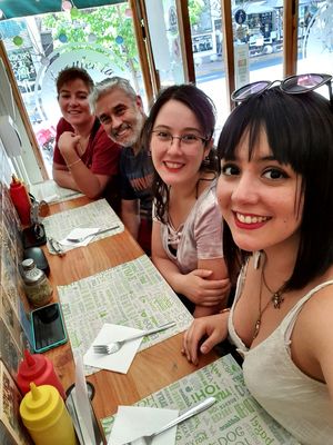 Mi familia feliz en el lugar at Suculenta Sangucheria Vegana in Santiago