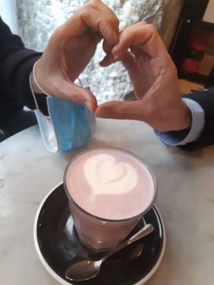 Purple latte with oat milk at Plantate Cafe in Madrid