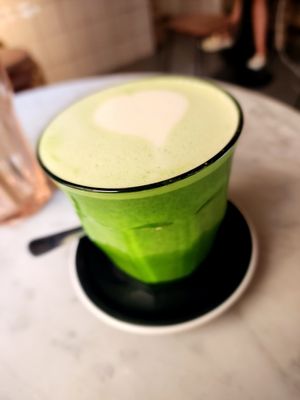 Matcha latte con leche de avena at Plantate Cafe in Madrid
