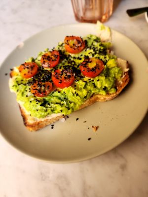 Avocado toast with a lot of olive oil at Plantate Cafe in Madrid