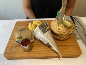 Hiltl Cheeseburger:
Brioche-Bun, gepickelte Gurke, vegan-Käse, Country Fries  at HILTL - Sihlstrasse in Zurich