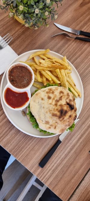 Quinoa burger at Cafe del Mundo in La Paz