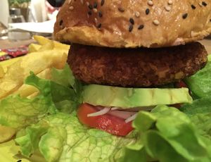 Burger & chips (chips were very bad) at Cafe del Mundo in La Paz