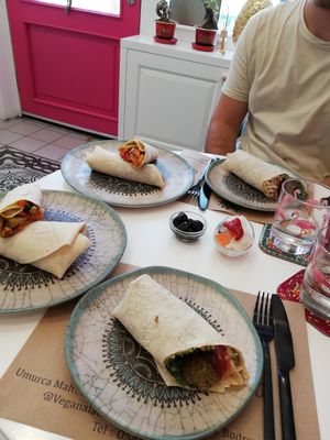 Falafel und vegan wraps with little starters at Vegan a la Turca in Bodrum
