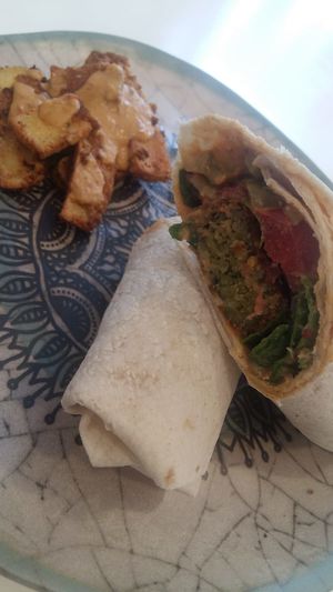 Gerçek bir lezzet aşığı olarak çok içtenlikle söyleyebilirim ki HAYATIMDA DAHA İYİ BİR FALAFEL YEMEDİM!!! eşimle berber gittik şans eseri yolumuza çıktı çok aç olmamamıza rağmen iki tane yedim tatlılar müthişdi. İşletmeyi işletenler çok içten ve çok sıcaktı çok keyif aldık bodruma  döndüğümüzde ilk gideceğimiz yerlerden biri istanbulda herkese anlatıyoruz ürünler doğal taze lezzetli ve fiyat olarak gayet makul. Tek dezavantajı İstanbula uzak olması metenin vegan etcem seni hikayesine hala gülüyoruz en kısa zamanda görüşürüz Vegan à la Turca Aysel&Buğra at Vegan a la Turca in Bodrum