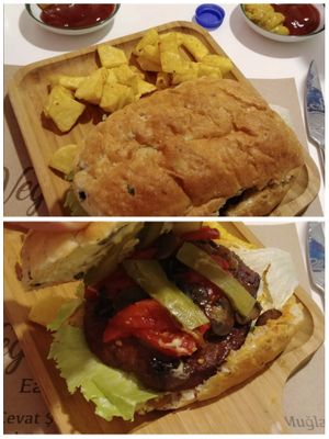 Buenísima hamburguesa igual que todo lo que hemos probado, cada día cambian la carta. Sólo nos queda probar algo dulce y seguro que no decepciona. at Vegan a la Turca in Bodrum