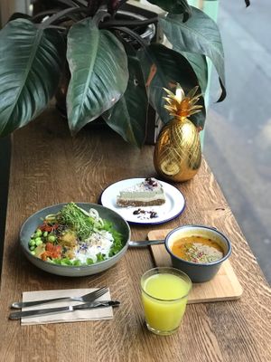 Lunch menu (inkl. a small soup, main course & juice) on top i choose the raw cheese cake 😋 at Sasu Juice Bar in Zurich