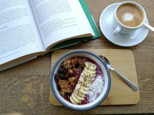 Smoothie bowl and cappuccino w/oat mylk at Sasu Juice Bar in Zurich