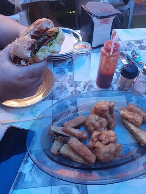 קומבו שניצלונים והמבורגר פטריות עם "בייקון" at Vegan Xpress in Mitzpe Ramon