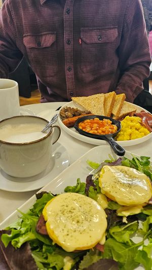 English breakfast e uova alla benedict at Radagast Vegan Bakery in Rome