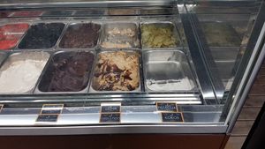 6 vegan flavors at Mini Cafe Golf in Ljubljana