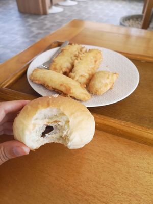 10K the chocolate bread but not very good.
Fried bananas (15K) at LN Fortunate Coffee - Maybe closed in Denpasar