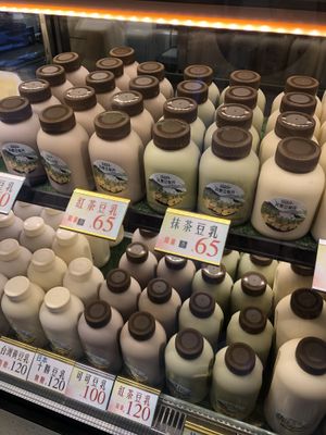 Thick and creamy soy heaven  at QíShí Dòu Zhì Suǒ 其實豆製所 - Jinshan South in Taipei