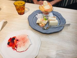 Tiramisu and peach dessert plate at Futaba Fruits Parlor in Kawasaki