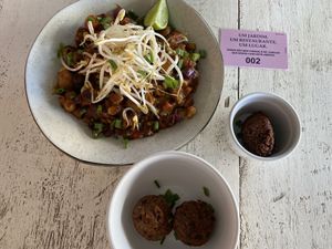 Nhoque à tailandesa, almôndegas de lentilha e falafel, todos deliciosos  at Ozz Garden in Itajai