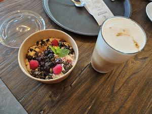 Overnight Oats & Latte Macchiato mit Hafermilch at Dinzler Kaffeerösterei AG in Irschenberg