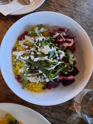 Winterliche Bowl (Couscous, Granatapfel, Rote Bete, Ahorn-Balsamico-Vinaigrette) at Dinzler Kaffeerösterei AG in Irschenberg
