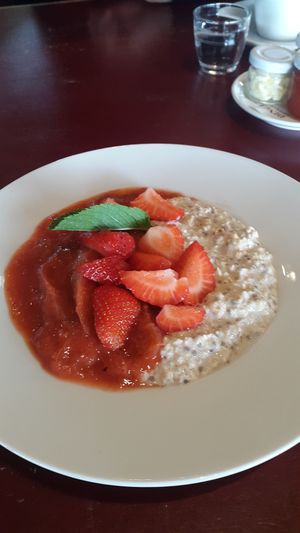 Overnight oats with almond milk, strawberries and rhubarb at Dinzler Kaffeerösterei AG in Irschenberg