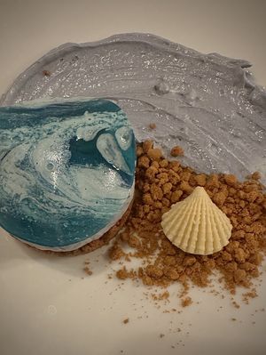 Cheesecake azzurra come il mare! Base di biscotti “Lotus”, soffice crema al succo di mirtilli e gelatina di butterfly pea tea tisana di fiori di pisello blu all’anice stellat at La Luce in Vicenza