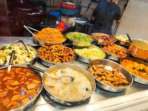 Variety of dishes at Tian En Vegetarian 天恩齋 in Central Singapore