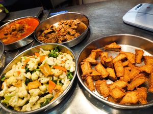 Variety of dishes at Tian En Vegetarian 天恩齋 in Central Singapore