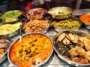 Variety of dishes at Tian En Vegetarian 天恩齋 in Central Singapore