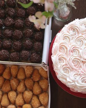 Cakes and Brazilian snacks like Kibe and Coxinha at Doces & Cores in Curitiba