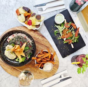 BELUGA TABOULEH SALAD / TANDOORI 'WAMBA' TREE / SWEET POTATO FRIES WITH TRUFFLE MAYO / CRISPS / BEET JUICE at Waku Waku in Utrecht