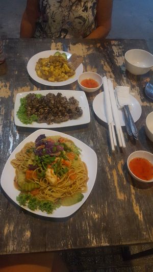 Spaghetti, tempé aux curcuma et champignon en tempura at Sabay Vegilicious in Phnom Penh
