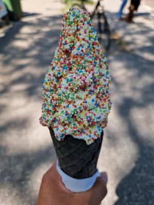 Vegan softijs, oubliehoorn met discodip at De Eekhoorn in Rotterdam