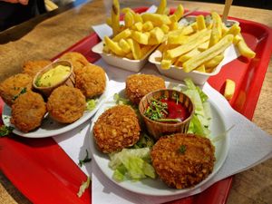 Vegan snacks, patat pinda en patat speciaal at De Eekhoorn in Rotterdam