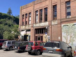 Entrance and parking  at Owl Sprit in Port Townsend